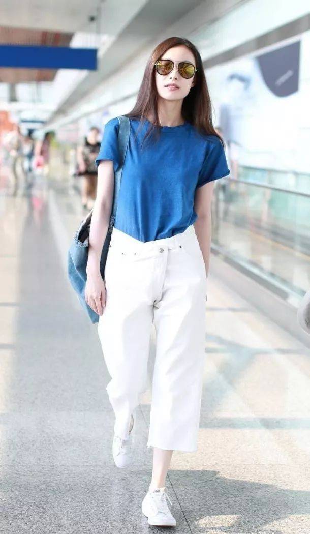 效果 倪妮这腿是真细，把牛仔裤穿出打底裤的效果，遮严实了却还是很美