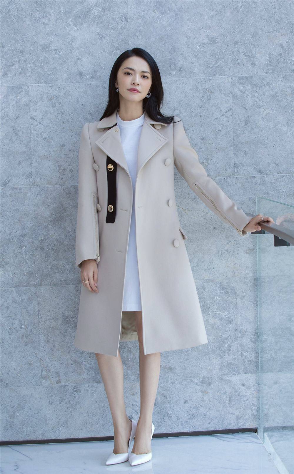 高跟鞋 真正有气质的女人，穿大衣从不搭配小白鞋，看看姚晨马伊琍就懂了