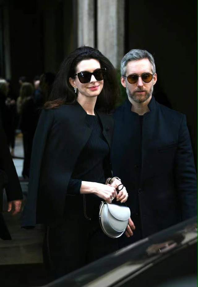 安妮海瑟薇携老公米兰看秀造型复古优雅高级颜值重回巅峰