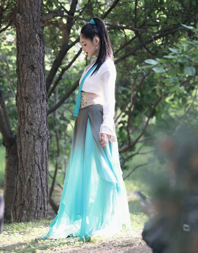 发型周洁琼的时尚感真超前，双马尾发型搭配伤痕妆，还挺会凹造型的