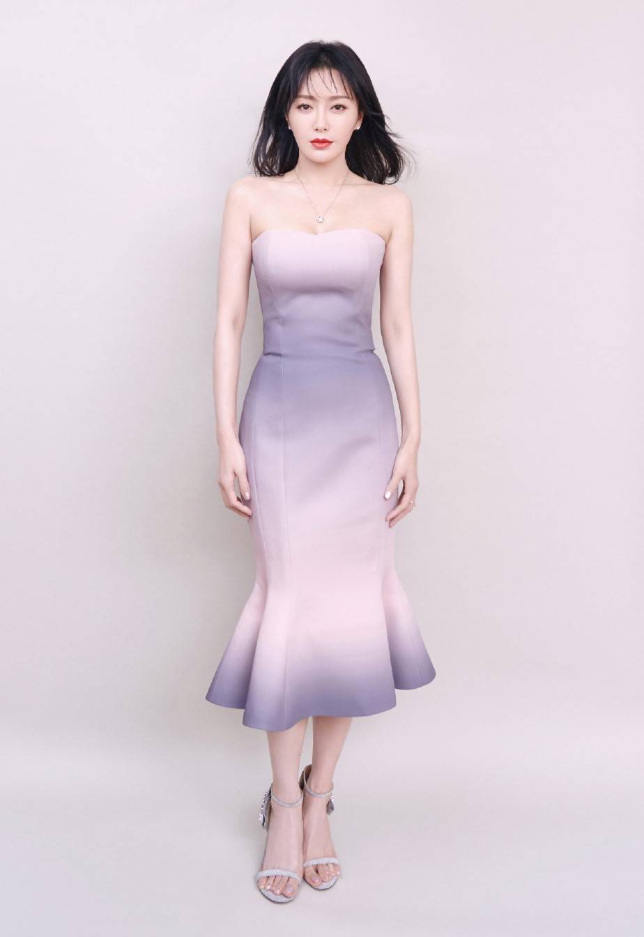 黑色 秦岚40岁越发娇艳动人，一袭抹胸拖地裙高贵又典雅，好身材很抢镜