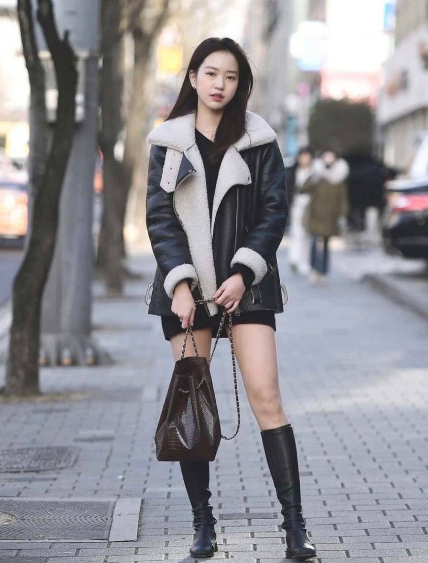 细节 韩国女孩都这么会打扮吗?随便一张街拍图,都把黑色穿得时髦养眼