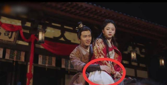 因为|任嘉伦与谭松韵同框,礼貌距离先抢镜,细节里展露已婚男士的素养