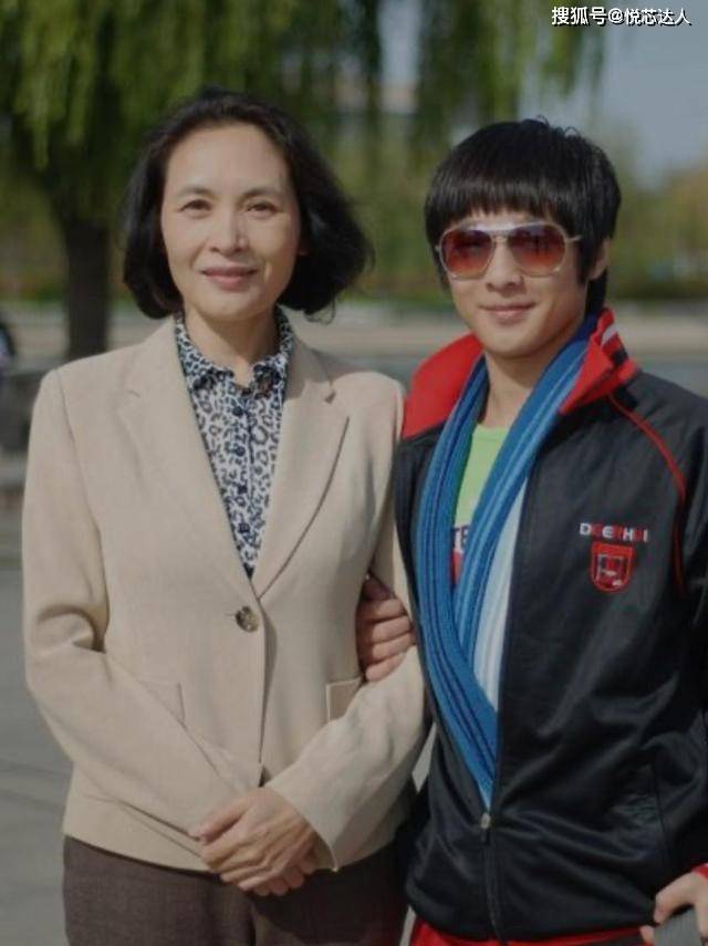 晓英 宋晓英越老越洋气，穿黑裙涂红唇还挂3条珍珠项链，美成优雅贵妇