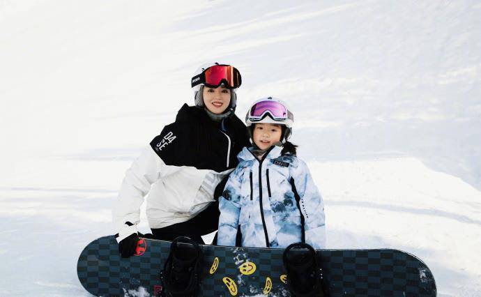 漂亮|董璇晒与女儿美人鱼照,手牵手游泳超有爱,小酒窝水中翻转360度