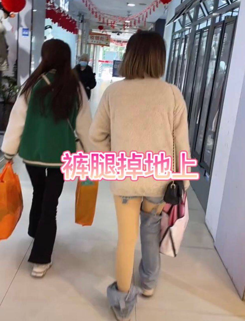 女子 不好好穿衣成潮流？女孩穿靴子像裤子掉了，还有人裤腿直接掉地上