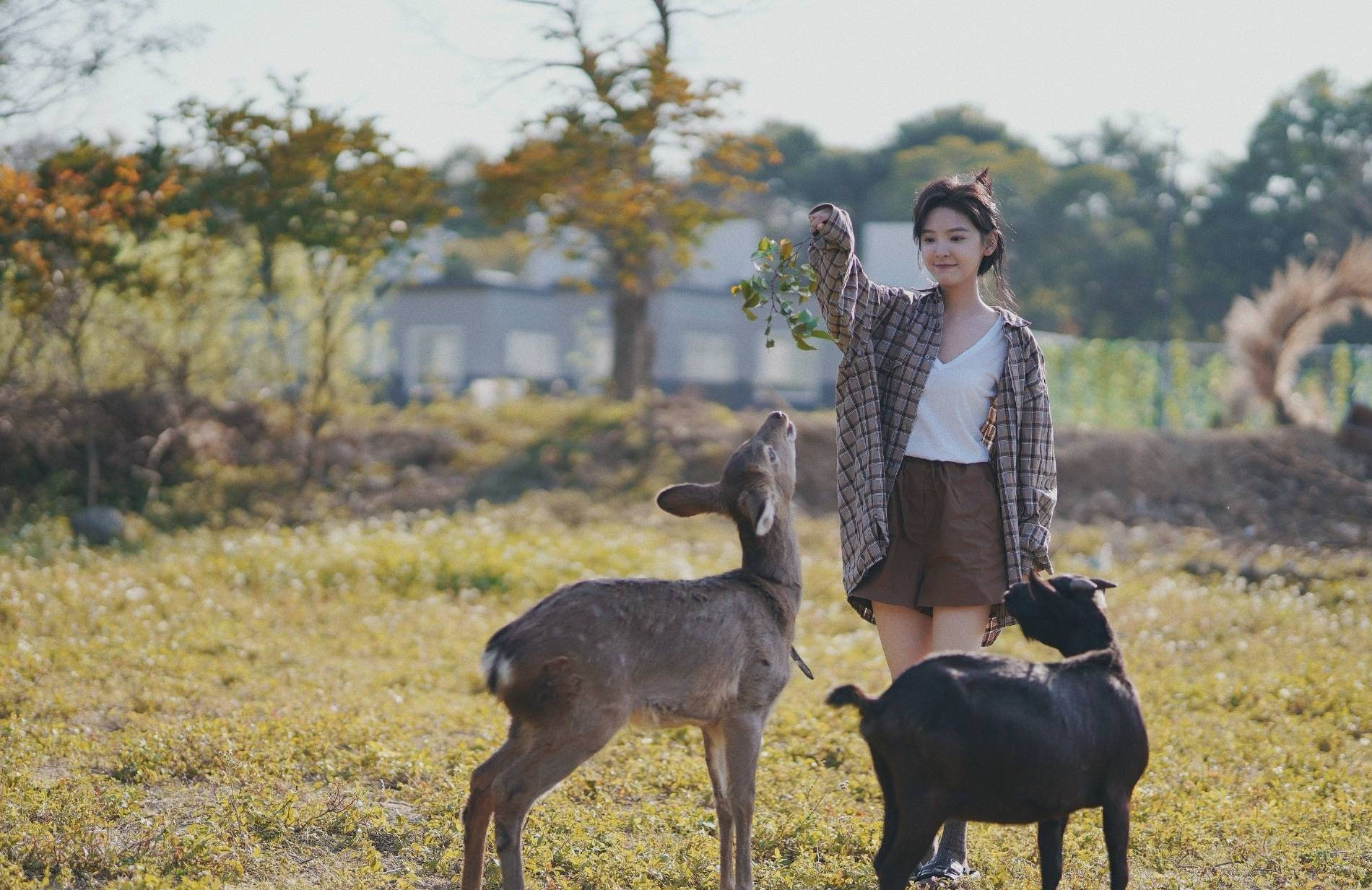 章若楠分享森系活力写真 眼神灵动纯净少女感满满