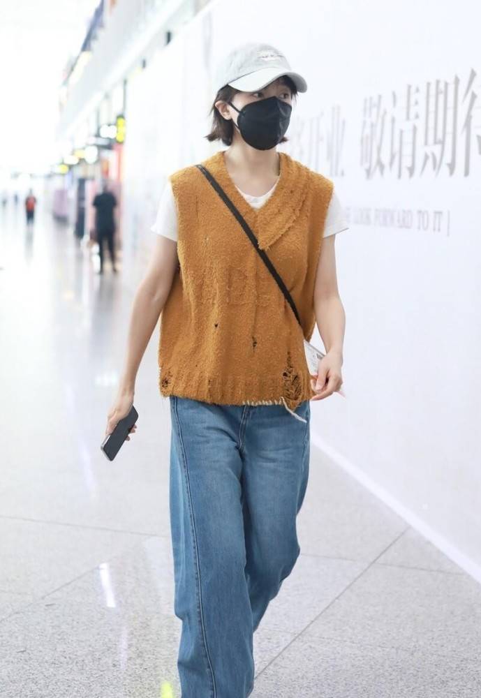 颜色 换了发型的焦俊艳娇嫩了不少,穿亮黄色好似学生,配橘色包挺可爱