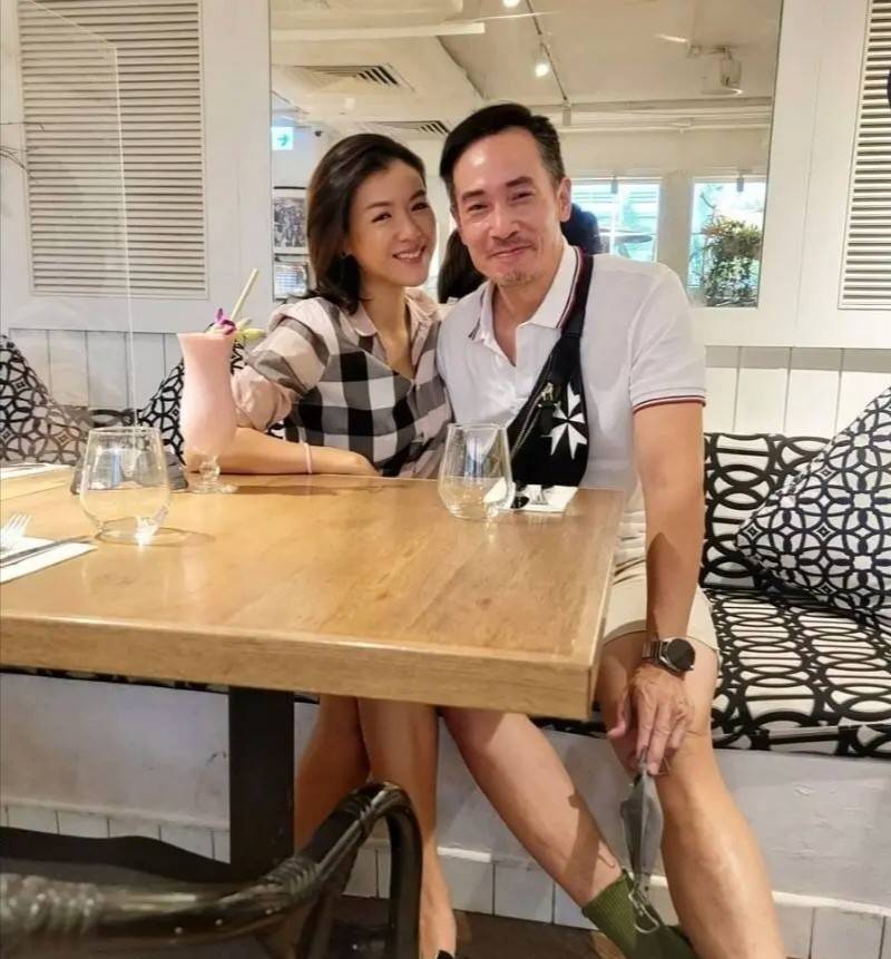 港姐陈茵媺穿透视装好性感陈豪同事确诊为保护家人在阳台吃住