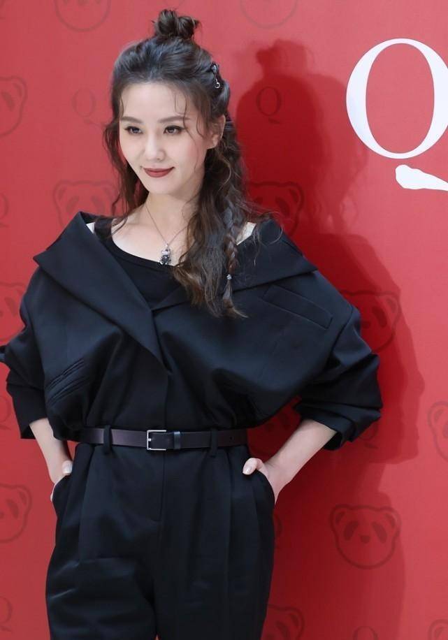 黑色 刘诗诗浓妆艳抹的样子还挺耐看的，一身高端气质黑，看着好更高挑