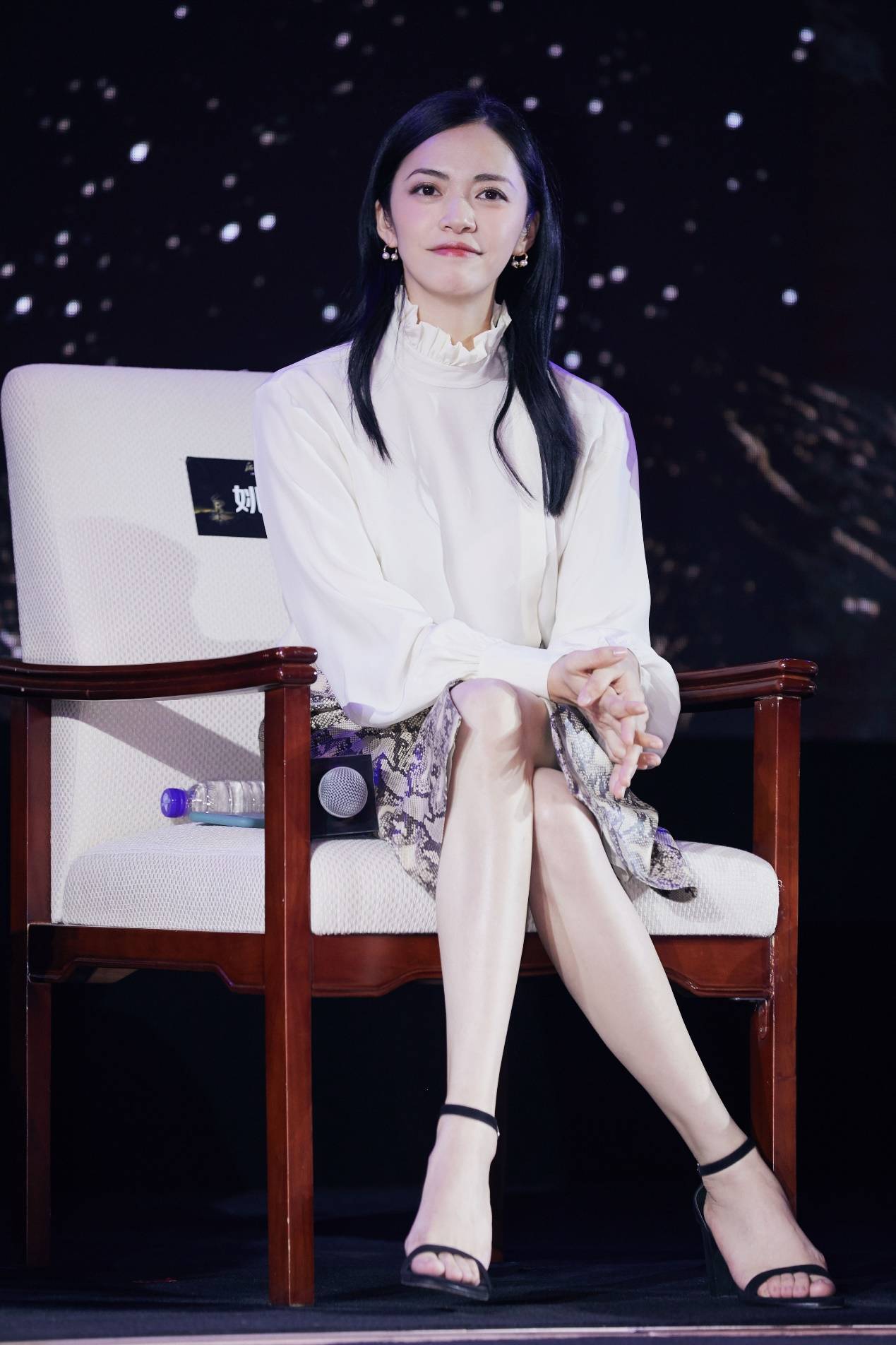 姚晨真该给腿买保险细嫩光滑自带丝袜特效修图都没这效果