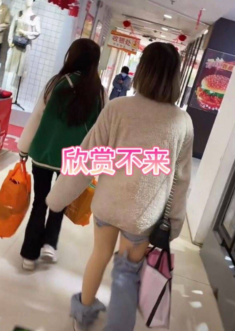 女子 不好好穿衣成潮流？女孩穿靴子像裤子掉了，还有人裤腿直接掉地上