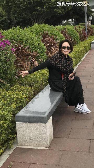 晓英 宋晓英越老越洋气，穿黑裙涂红唇还挂3条珍珠项链，美成优雅贵妇