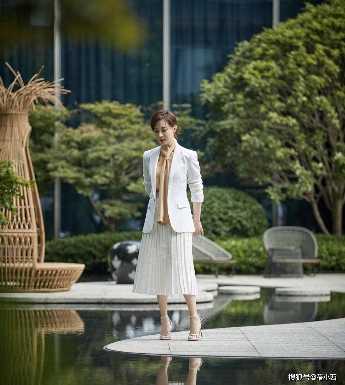 颜色 “陈数”的私服太高级了，穿军绿色大衣走机场，40+女人可照搬