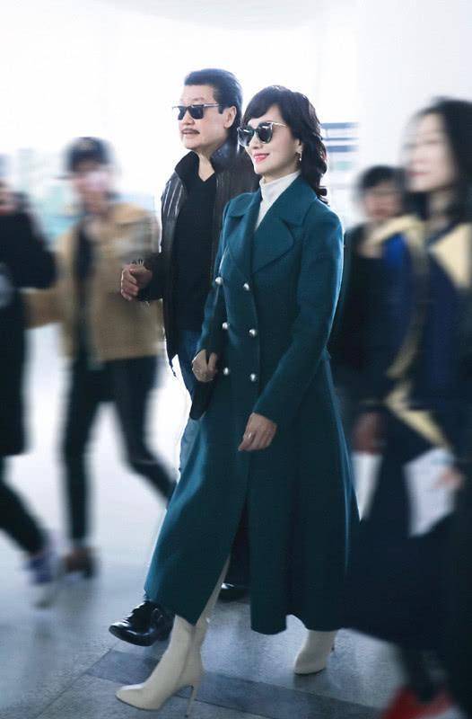 针脚 赵雅芝年过花甲依旧衣品在线，穿格纹大衣优雅知性，风韵不减当年