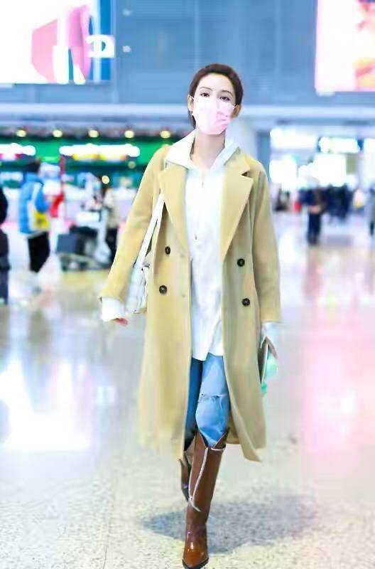 设计 张予曦牵手母亲亮相，穿风衣扎丸子头清纯甜美，气质却输给了妈妈