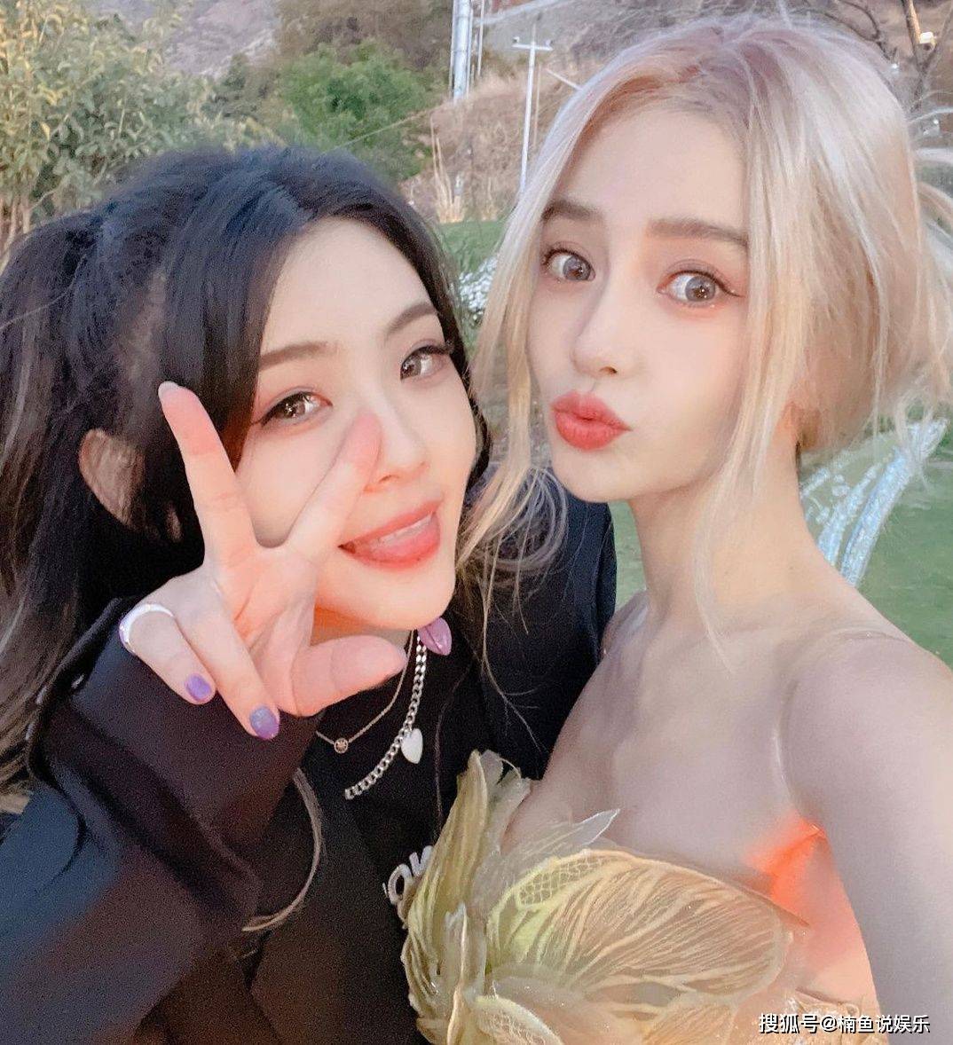 金发baby生日现场照流出，穿绿裙染金发宛如精灵，妥妥的森林公主