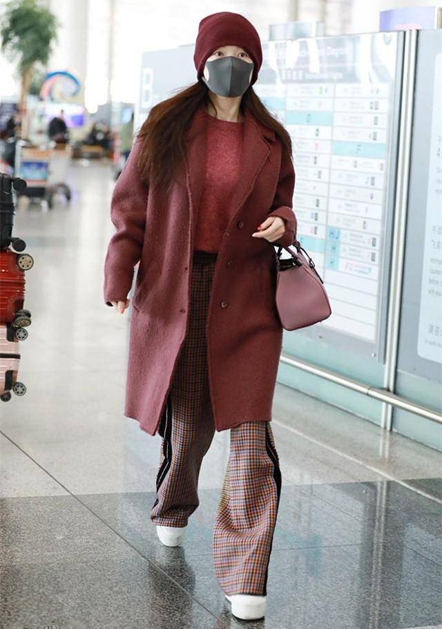 39岁霍思燕素颜走机场,大衣内搭喇叭裤气质十足,难怪杜江宠着她_新