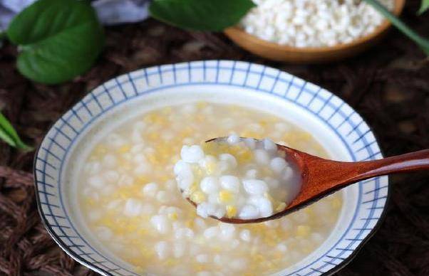 广西人特别爱喝这种白玉米粥,香甜软糯,入口即化,很多干农活的人家会