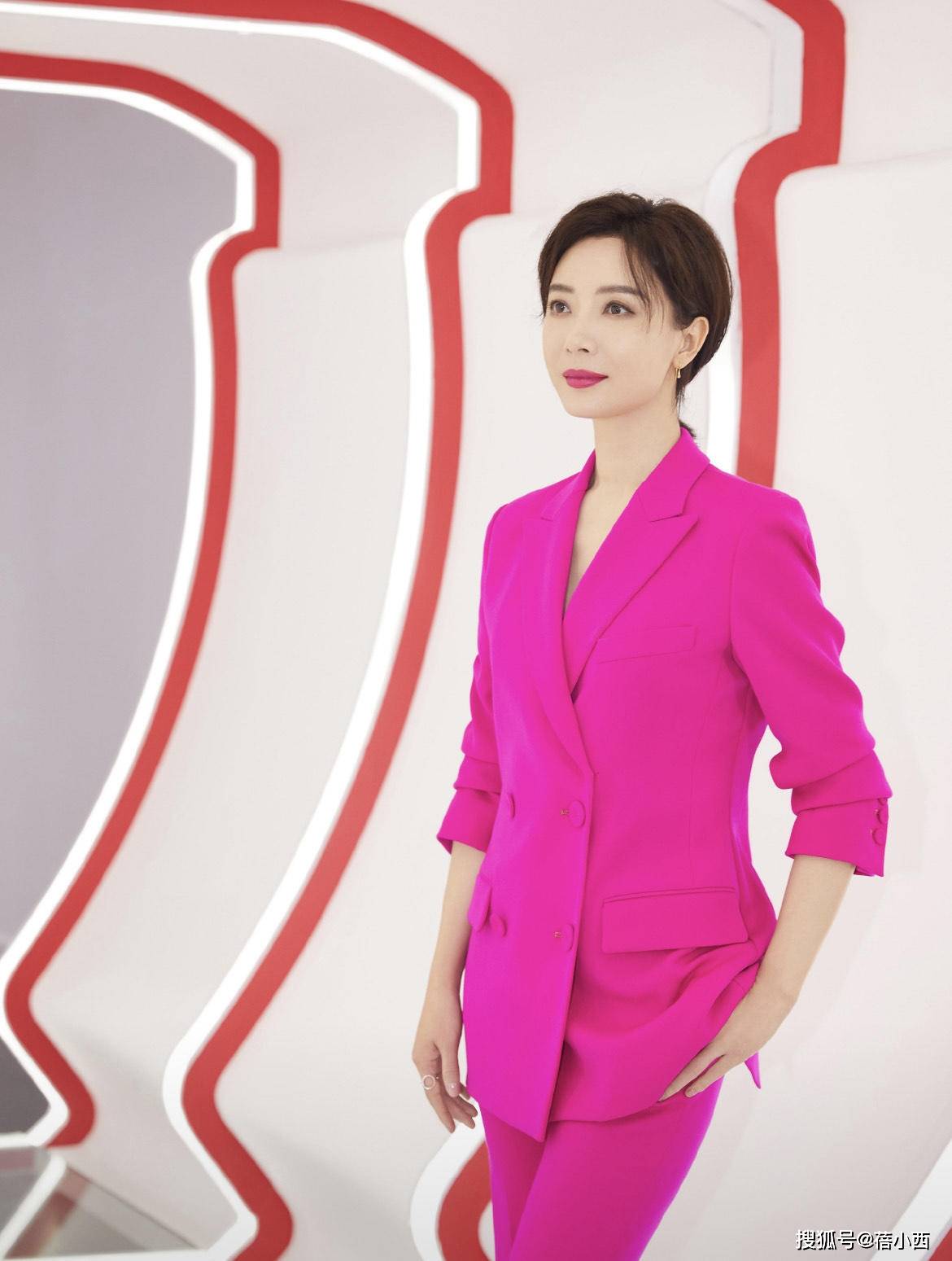 颜色 “陈数”的私服太高级了，穿军绿色大衣走机场，40+女人可照搬