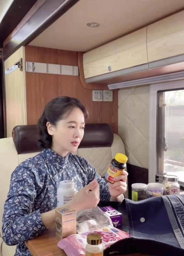 补充左小青晒拍戏近况，皮肤紧致白到发亮，十几种补品不停吃
