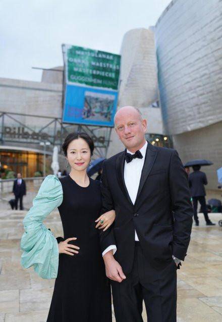 黑色 36岁江一燕真有勇气！领建筑大师奖撞衫31岁刘雯，美得不相上下