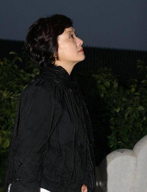 黑衣 邓婕入秋穿搭真有品位，黑衣配白裙气质优雅，流苏围巾更添高级感