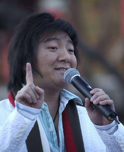 靠一首歌赚两亿，被称为网络歌手的鼻祖，如今41岁成这样_杨臣刚_明星_老鼠