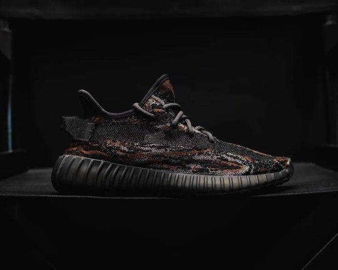 图案黑椰子yyds！Yeezy 350「黑虎纹」限定发售，明天正式开抢！