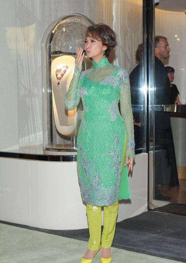 萧芳芳老了也是女神白发烫卷穿粉色旗袍戴翡翠项链气质真好