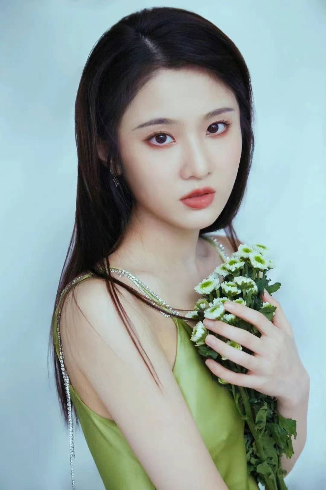 张慧雯新鲜美图,纯一不杂,郁郁青青!_张慧雯