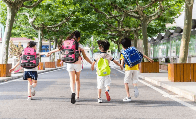 家长|幼儿园离园时间有新变化，教育部门发布通知，接娃难题将得到解决