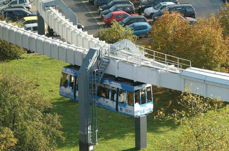 原创悬挂在空中的列车出行途中随时欣赏城市美景你会喜欢吗