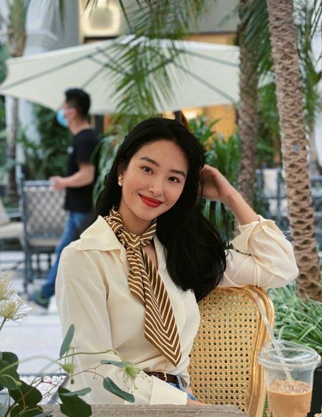 皱纹 刘晓庆机场无修图流出！眼角皱纹明显老态，但穿衣是真的时髦！