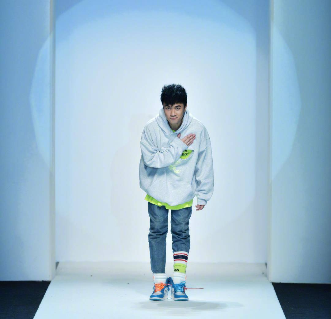 古巨基|古巨基芳龄48,居然比沈腾大七岁,逆生长颜值太惊人,衣品亮了