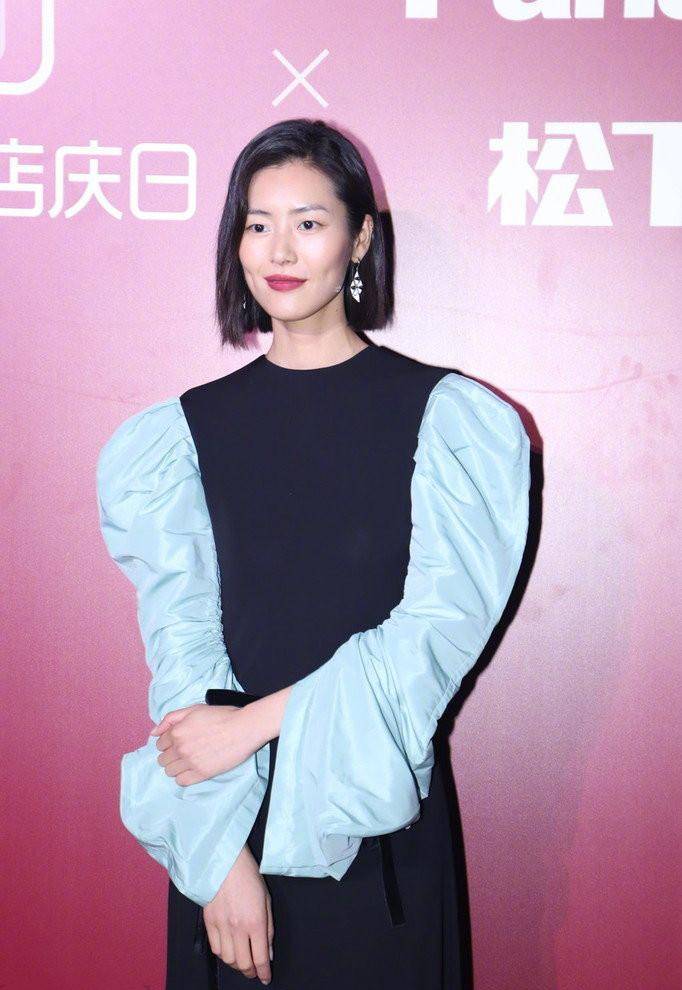 黑色 36岁江一燕真有勇气！领建筑大师奖撞衫31岁刘雯，美得不相上下