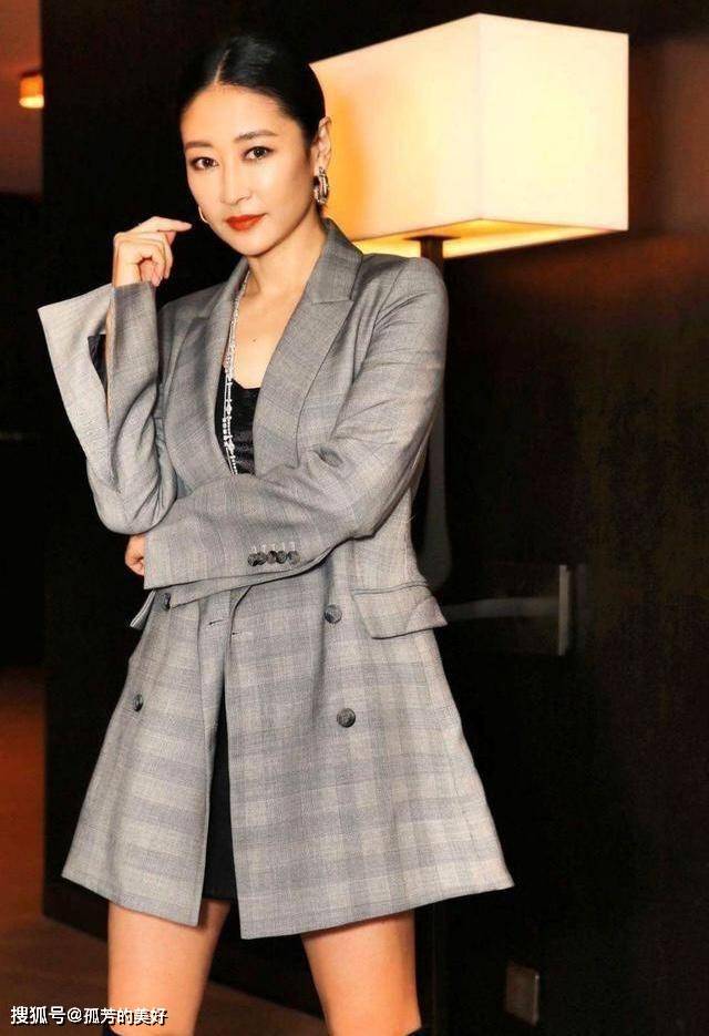 黑色 梁静满头银丝,穿白色成套西装,气场盖过身高190的老公管虎