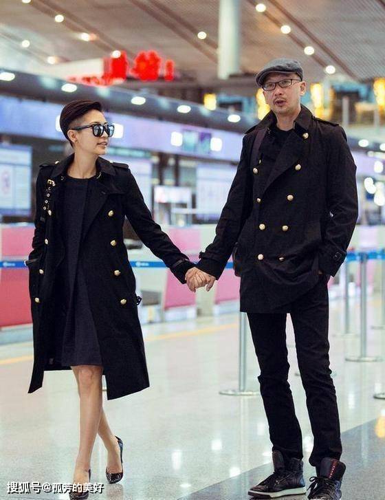 黑色 梁静满头银丝,穿白色成套西装,气场盖过身高190的老公管虎