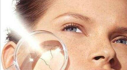 配饰被这位60岁法国奶奶圈粉,年过半百活力四射,穿衣得体,坐姿撩人