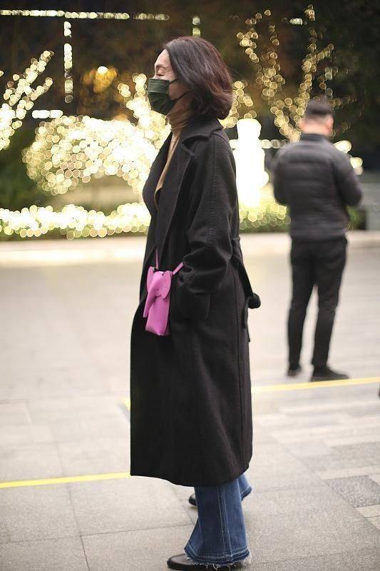 样式 中年人想要显年轻，选对包包更重要，惠英红身上的就超可爱的