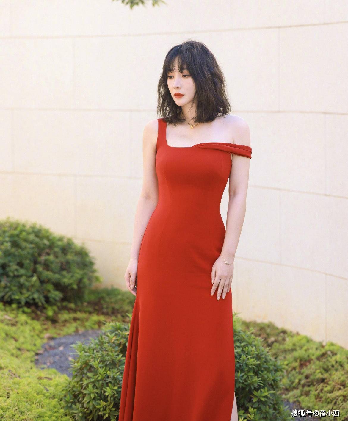 卫衣 “柳岩”终于换风格,卫衣配牛仔裤走机场,超减龄