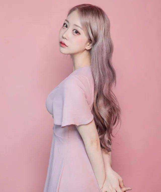 别墅19岁女孩数次整容后判若两人，称在整容上花的钱可以买套别墅