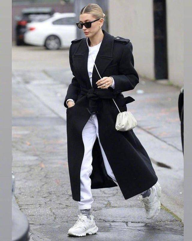 黑色 90后超模海莉示范冬季卫衣怎么穿,适合所有人借鉴,时髦又保暖