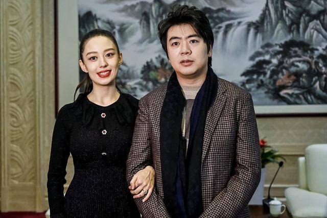 设计|吉娜太爱美了！怀孕后还穿紧身裙秀身材，一脸浓妆与郎朗合奏钢琴