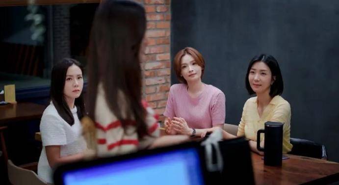 老泰|韩剧《社内相亲》心得第1集解析：机灵女主替好友相亲，遇上自恋帅哥