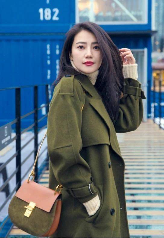 韵味儿 高圆圆当妈后更美了，穿薄纱裙秀天鹅颈，虽颈纹抢镜但五官太抗打