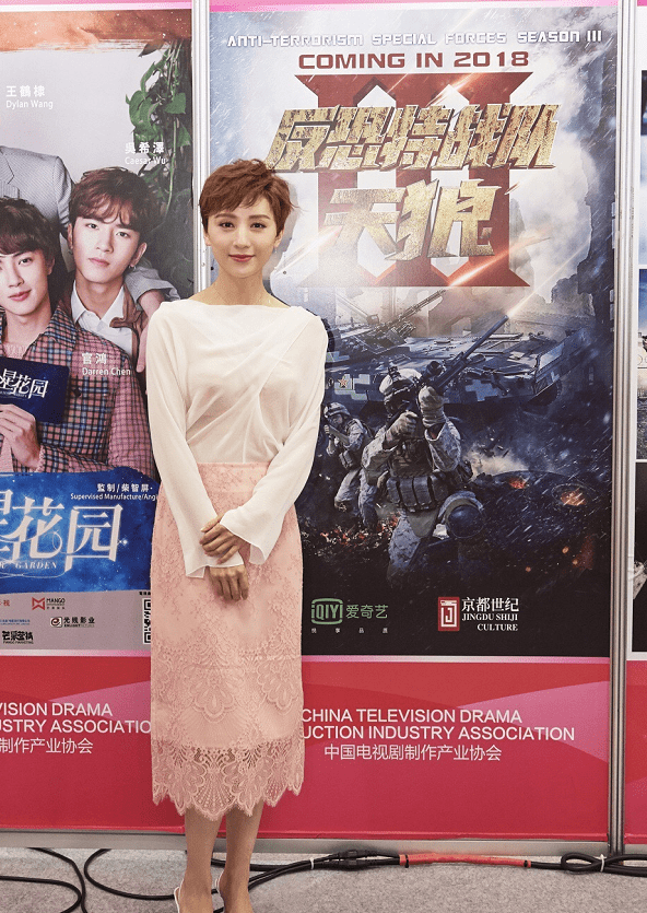 藕粉 尤小刚第三任娇妻真有气质,淡色穿搭温柔优雅,有名媛阔太的气质