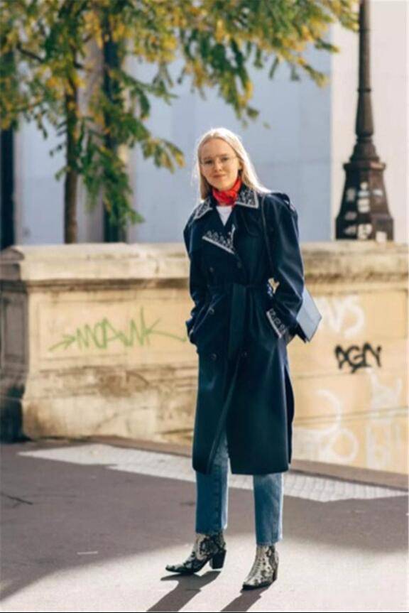 风衣 时尚的标配“大衣+短靴”，时髦女人都在学着穿，显瘦又高级