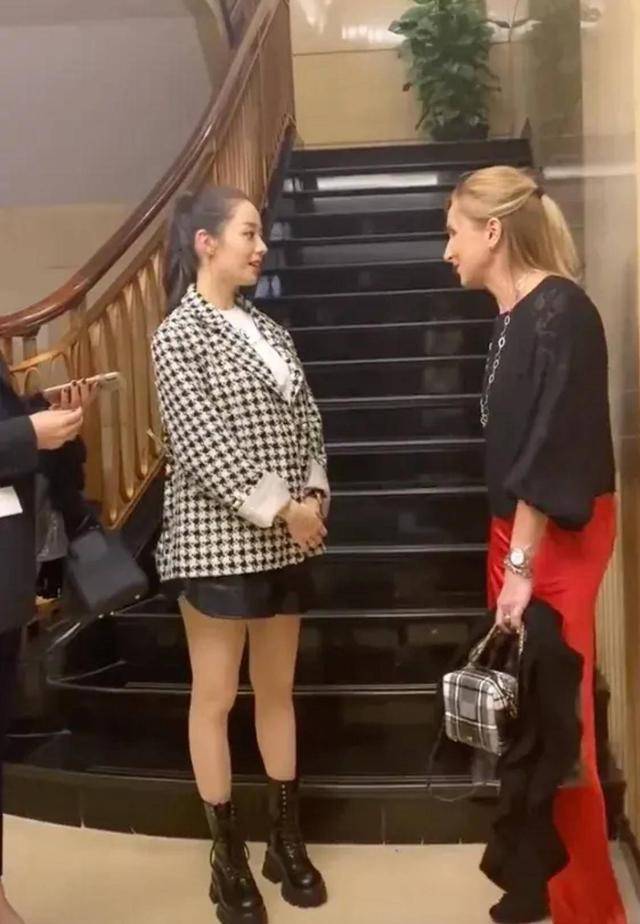 设计|吉娜太爱美了！怀孕后还穿紧身裙秀身材，一脸浓妆与郎朗合奏钢琴