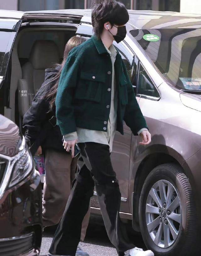 宋亚轩西装背头照曝光走路带风17岁最后两天惊喜满满